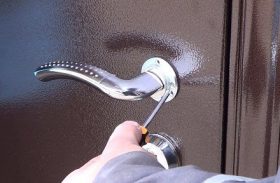 Замена дверной ручки металлической двери в Петрозаводске