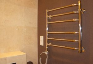 Установка электрического полотенцесушителя в ванной в Петрозаводске